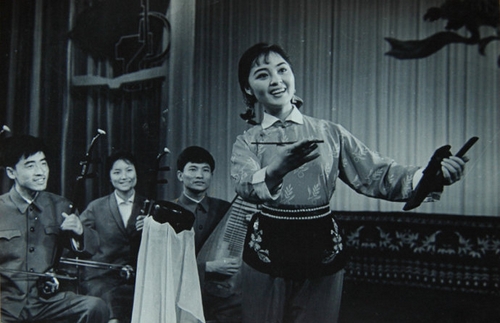 雨果唱片《天涯歌女》演“现代周璇”